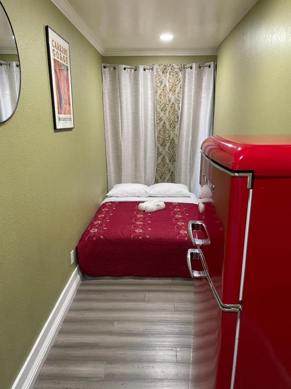 Small Private Room in Los Angeles wIth Free Strong WIFI!!!